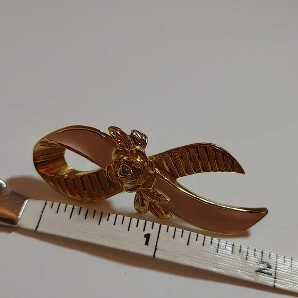 Pink bow pin - Picture 3 of 5